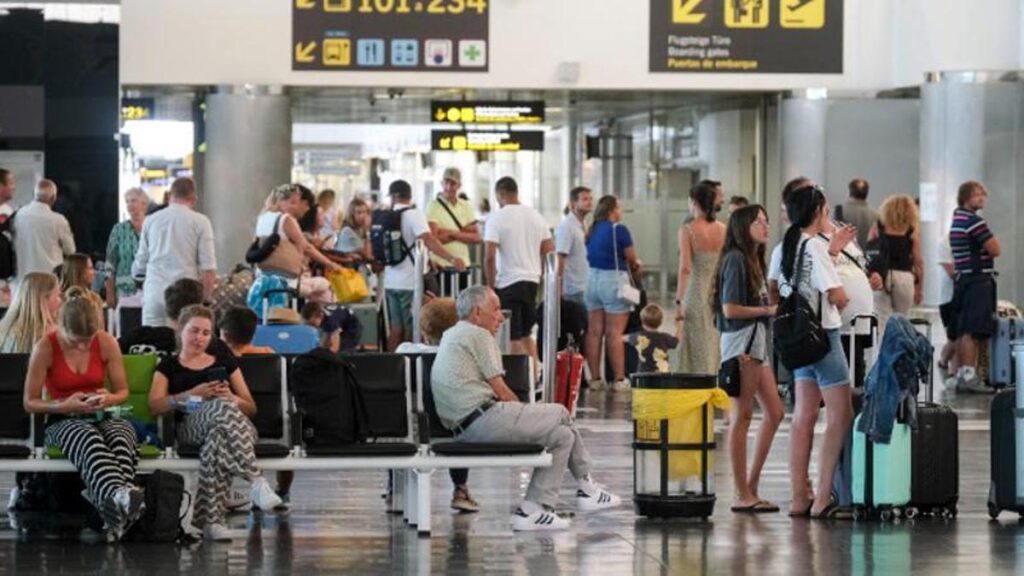 canary islands airport strike easter holiday chaos