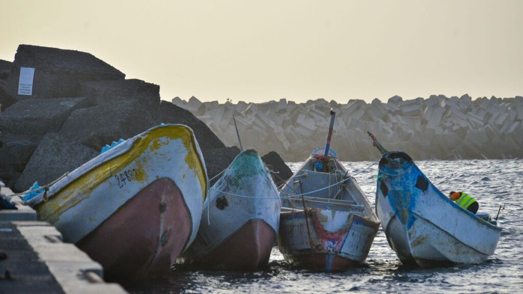 migrant boat el hierro la restinga port arrival