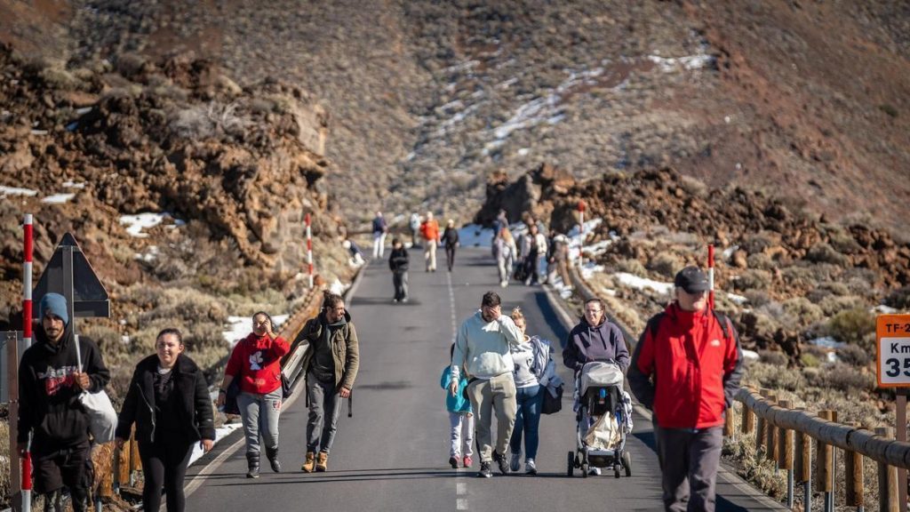 canary islands national parks visitor decline 2025