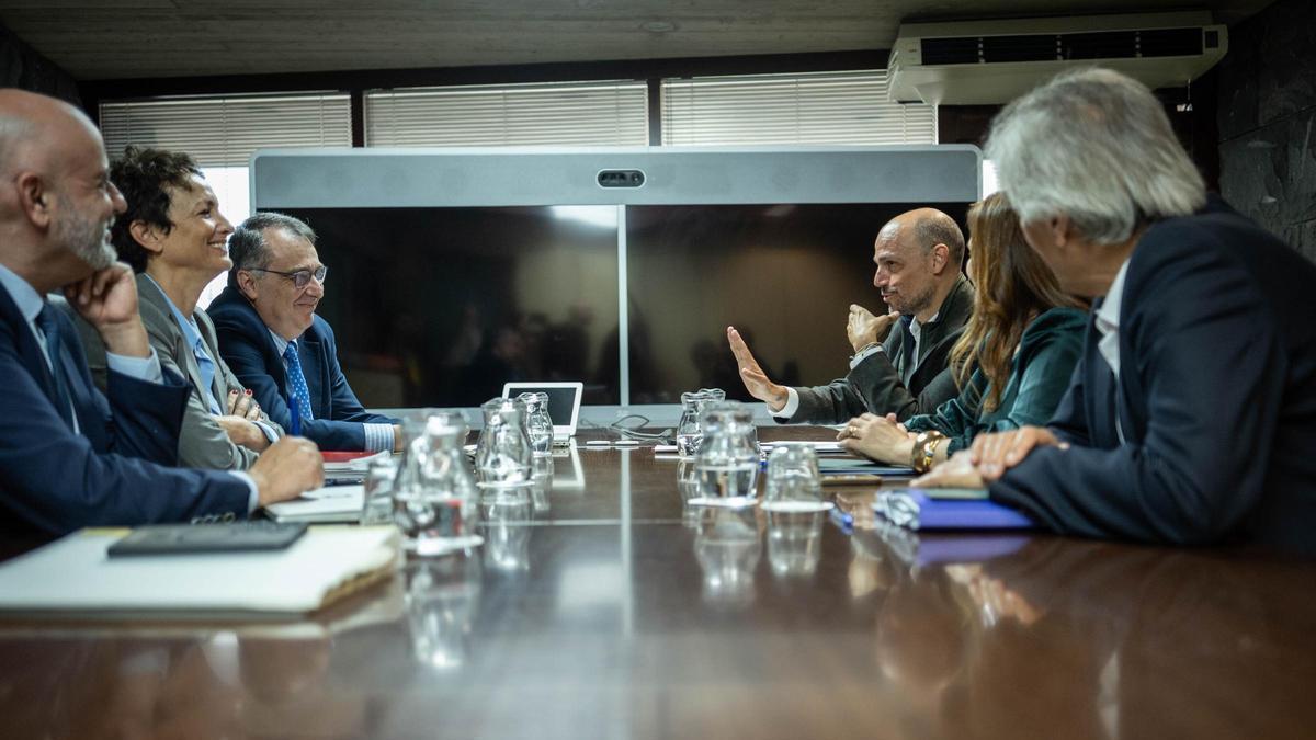 canary islands spain airport management negotiations