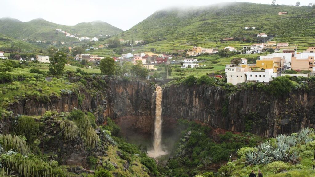 canary islands weather shift calima rain forecast