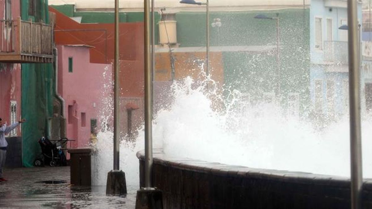 canary islands weather warning wind waves sunday