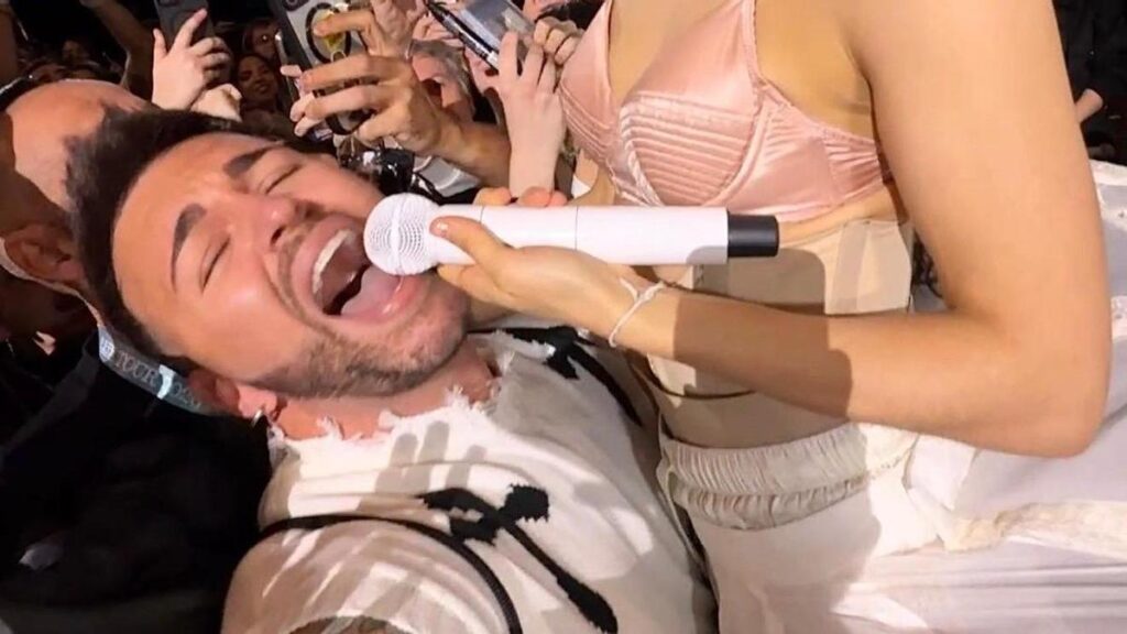 gran canaria fan sings with rosalia madrid concert