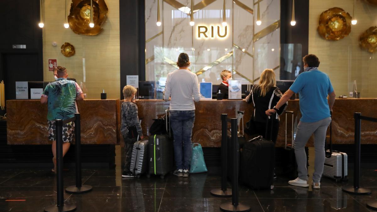 ai job losses canary islands report