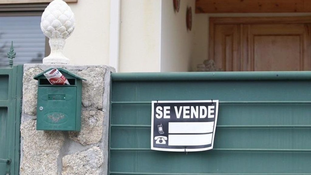 canary islands property sales plunge march 2026