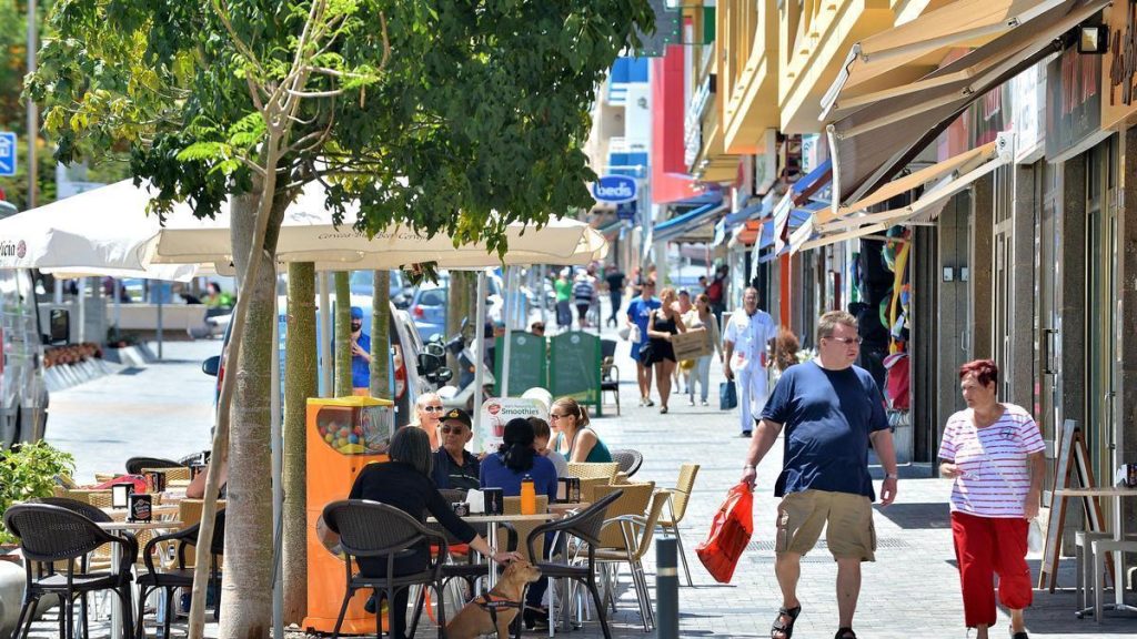 canary islands tourist shopping spending