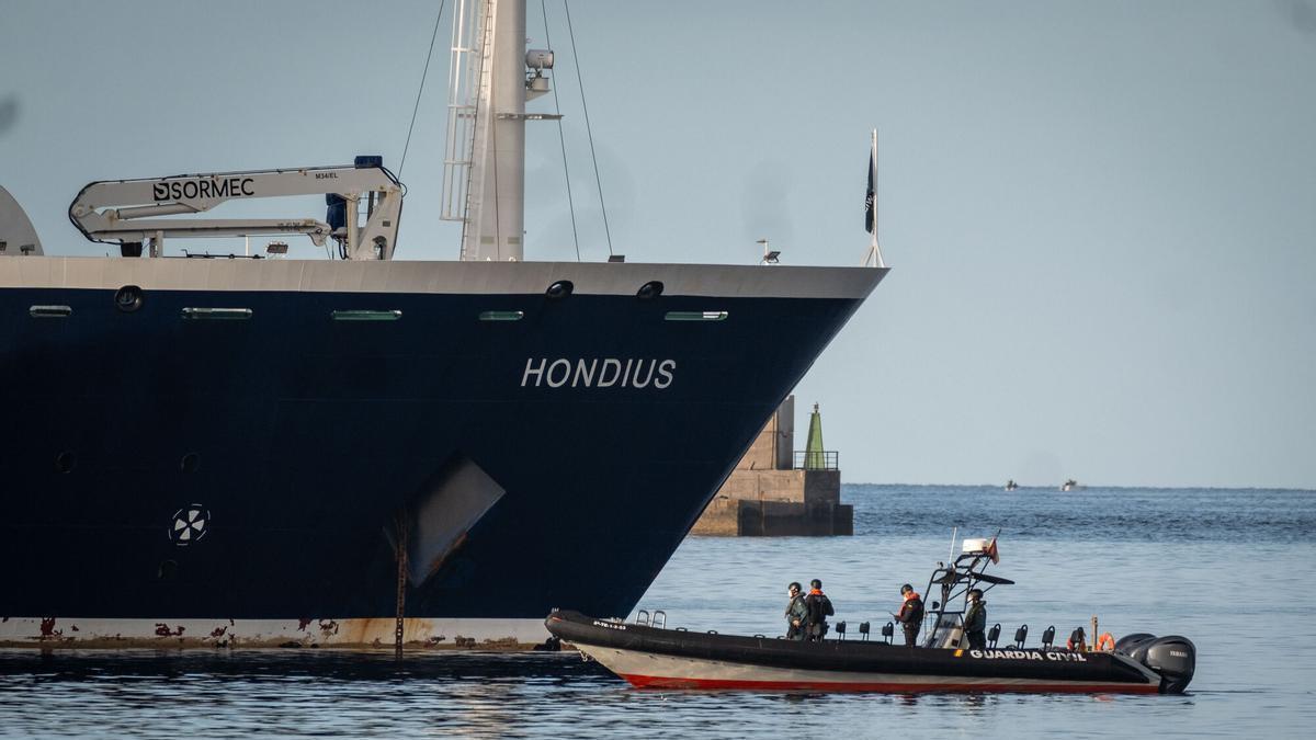 mv hondius evacuation tenerife flight change