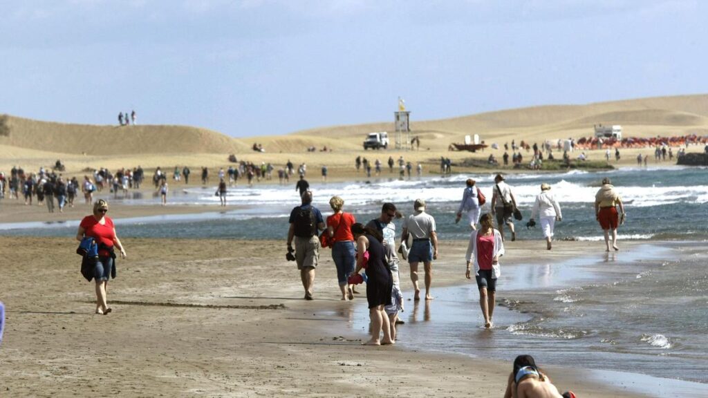 canary islands tourist numbers drop april 2026