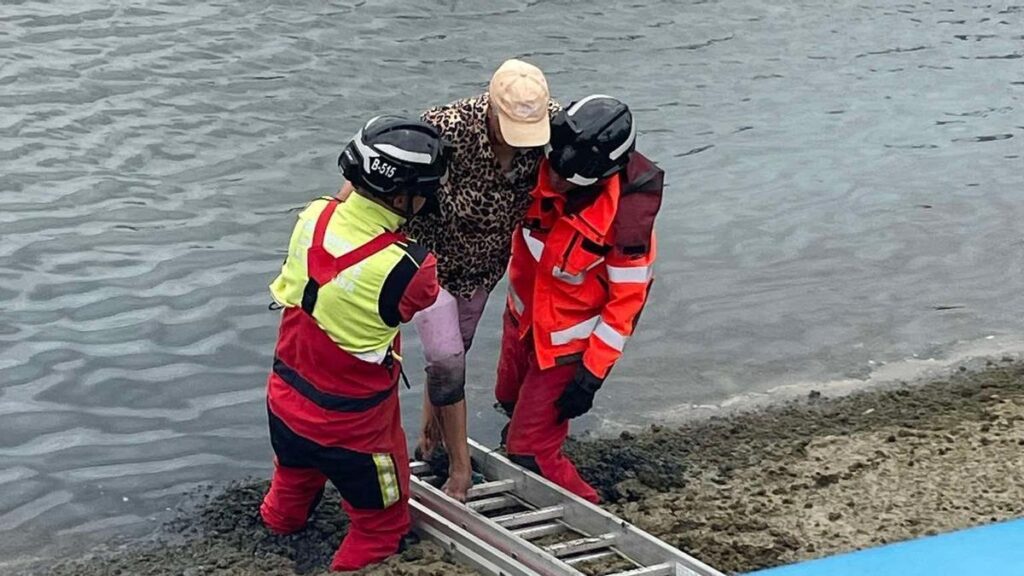 woman rescued mud charco san gines arrecife lanzarote