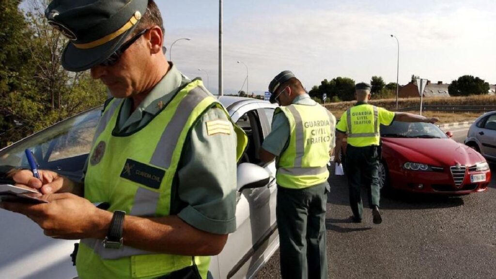 dgt warning loud music car fines