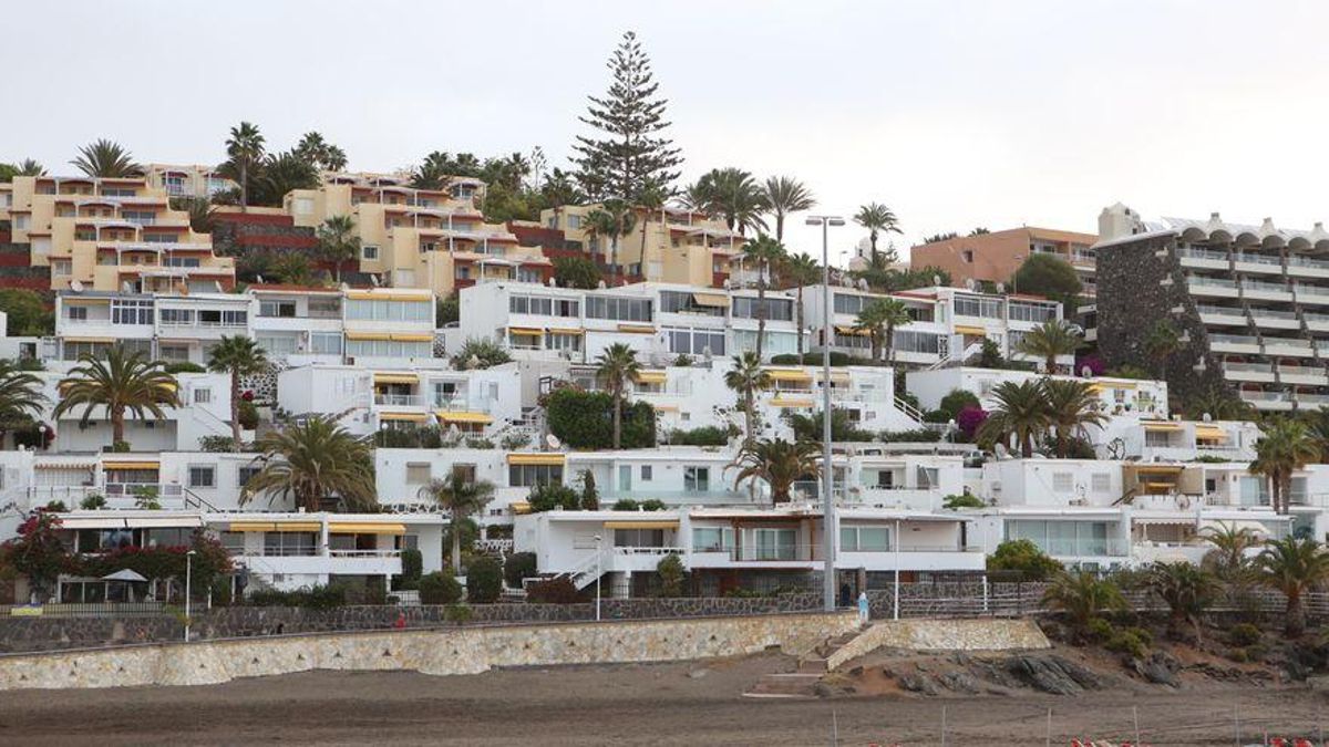 canary islands tourist law property owners