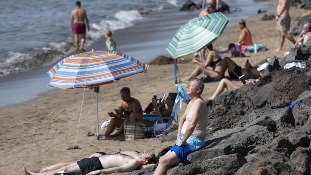 canary islands foreign tourists august 2026