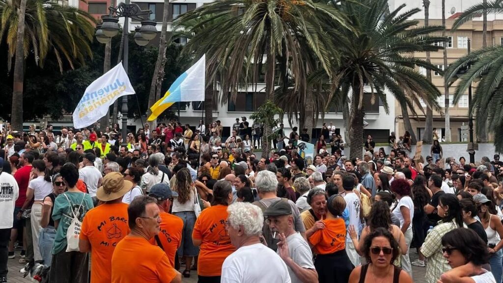 las palmas housing protest 10000