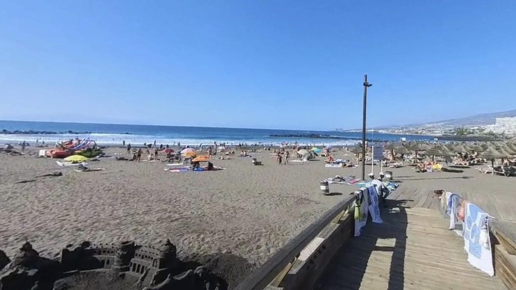 two men injured fall wall playa de troya