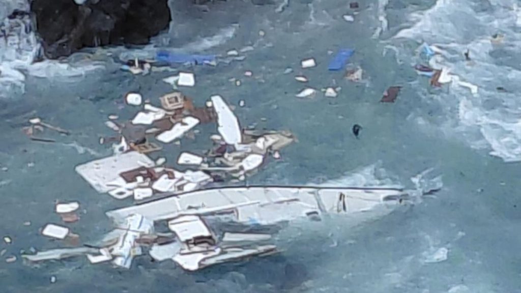 yacht aground orzola lanzarote sailors injured